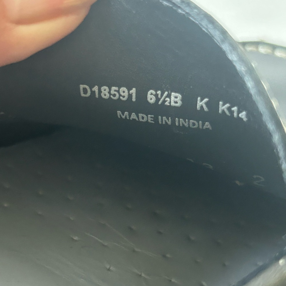 Cole Haan women loafer size 6 1/2 B
Made in India
No stains - Picture 9 of 14
